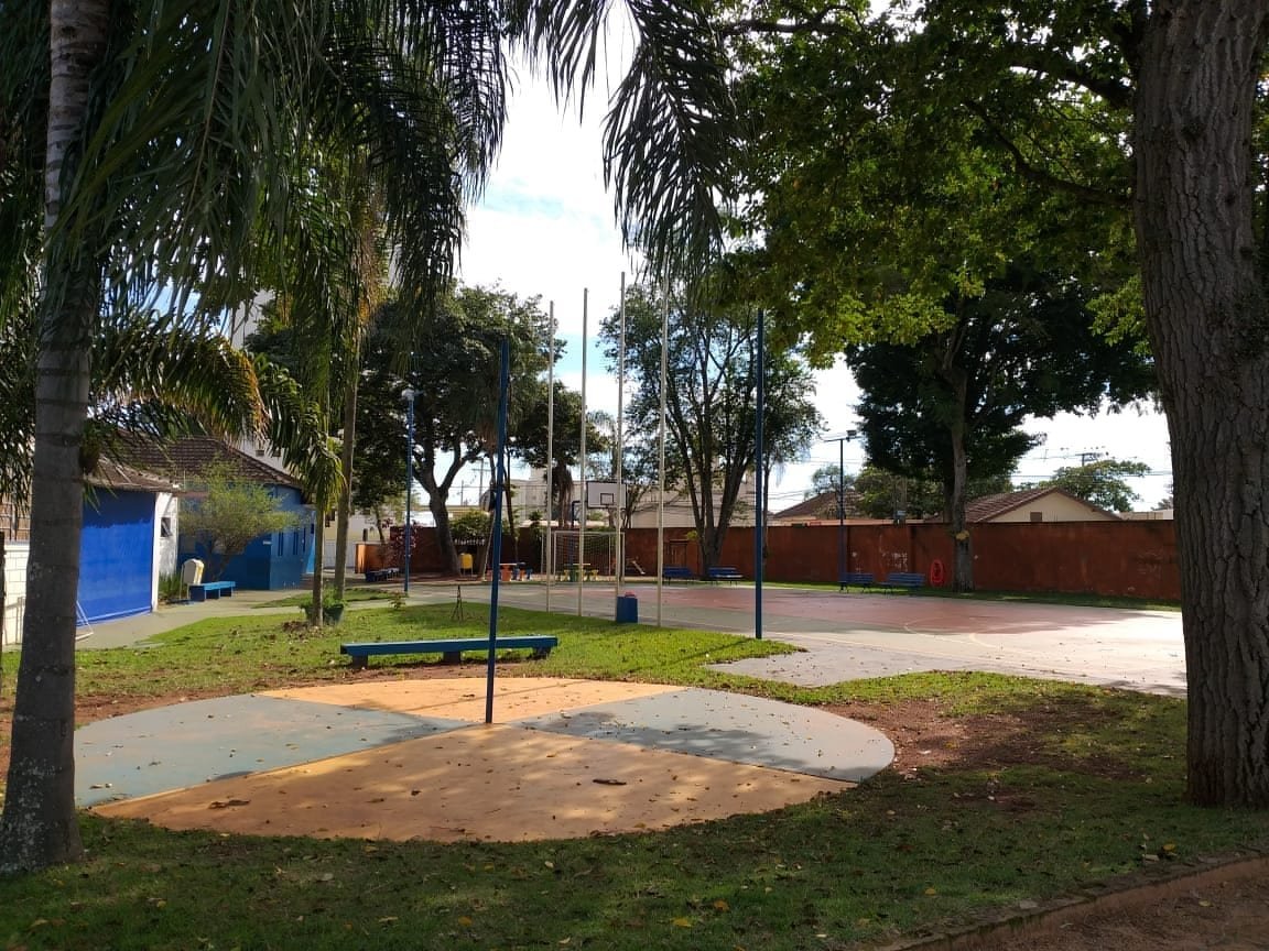 Crianças brincando no parque de madeira entre as árvores da Escola Coopep