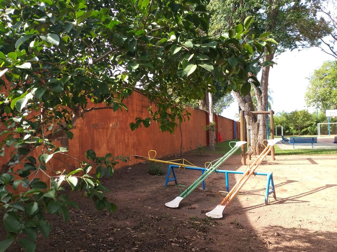 Estudantes jogando futebol na quadra da Escola Coopep ao fim da tarde